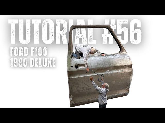 Roberto Scenna reparando la puerta de una Ford F100 en un tutorial de chapistería